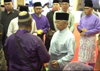AL-SULTAN ABDULLAH Ri’ayatuddin Al-Mustafa Billah Shah berkenan mengurniakan sumbangan kepada asnaf di Masjid Baharu Benta di Lipis, Pahang. - UTUSAN/ SALEHUDIN MAT RASAD