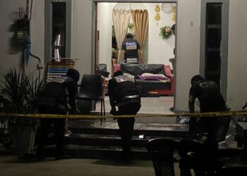 ANGGOTA forensik polis  sedang menjalankan siasatan di rumah mangsa di Kampung Beris Panchor, Bachok, Kelantan semalam UTUSAN/ROHANA MOHD. NAWI
