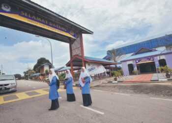 PENUBUHAN Maktab Rendah Sains Mara (MRSM) asalnya bermatlamat membantu anak-anak
golongan berpendapatan rendah dalam menimba ilmu.