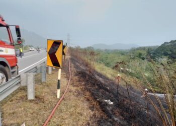 ANGGOTA bomba melakukan pemadaman kebakaran api lalang yang mula mencatatkan peningkatan kes ekoran cuaca panas ketika ini.