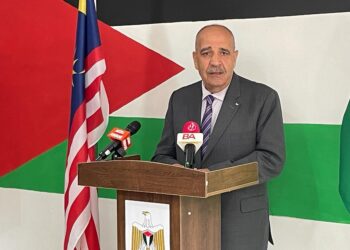WALID Abu Ali menyeru sokongan bagi mempertahankan Masjid Al-Aqsa dalam sidang akhbar di Kedutaan Palestin di ibu negara. - UTUSAN/OMAR ZIN