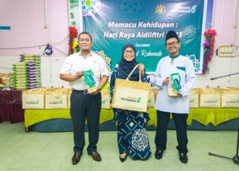 MOHD. ZAKI Mahat (dari kiri) bersama Pengerusi Jawatankuasa Pembangunan Wanita, Keluarga dan Komuniti Melaka, Datuk Kalsom Noordin serta Pengarah JKM Melaka, Burhanuddin Bachik pada majlis penyampaian sumbangan Program Memacu Kehidupan: Hari Raya Aidilfitri 2023 di Rumah Anak-anak Yatim Payasum, Sungai Udang, Melaka.