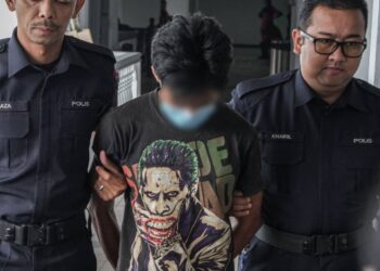 TERTUDUH mengaku bersalah di Mahkamah Sesyen, Ayer Keroh, Melaka atas pertuduhan melakukan amang seksual fizikal terhadap anak saudaranya. - UTUSAN/SYAFEEQ AHMAD