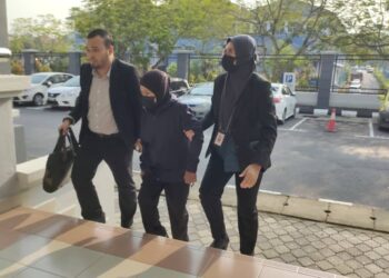 HASNAH Yusof dibawa ke Mahkamah Sesyen Seremban hari ini bagi didakwa atas tuduhan membuat tuntutan palsu atas nama individu lain, empat tahun lalu.-UTUSAN/NOR AINNA HAMZAH.