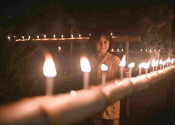SEORANG kanak-kanak tertarik melihat pelita raya yang dipasang sempena program Pelita Raya 
Terengganu 2023 di Kampung Budaya Terengganu dekat Muzium Negeri, Losong, Kuala Terengganu, malam tadi. – UTUSAN/PUQTRA HAIRRY ROSLI