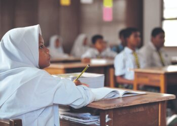 PENDIDIKAN penting dalam membangun watak dan peradaban manusia. – GAMBAR HIASAN
