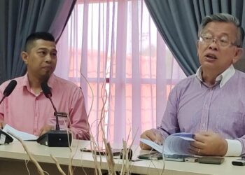 CHEW Seh Yong (kanan) dan Kamarul Azizi dalam sidang akhbar di Pejabat Risda Negeri Sembilan di Seremban hari ini.