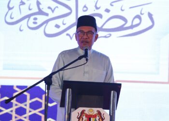 ANWAR Ibrahim ketika berucap pada Majlis Penerapan Nilai-Nilai Murni dan Iftar Kementerian Dalam Negeri di SLAK, Sungai Petani. -UTUSAN/SHAHIR NOORDIN