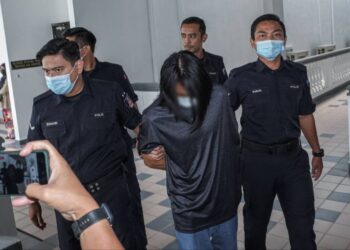 Lelaki yang mengaku salah terhadap 32 pertuduhan merogol, melakukan amang seksual fizikal dan seks terhadap anak tirinya dibawa keluar dari bangunan Mahkamah Sesyen, Melaka, semalam. – UTUSAN/SYAFEEQ AHMAD
