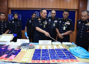 MUHAMAD Zaki Harun  (depan) bersama anggotanya menunjukkan dadah yang di rampas semasa sidang media di Ibu Pejabat Polis Kontinjen (IPK) Kelantan, Kota Bharu, Kelantan hari ini.UTUSAN/KAMARUL BISMI KAMARUZAMAN