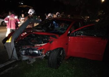 SEORANG lelaki bertubuh gempal tidak dapat mengeluarkan diri selepas kenderaan dipandunya terbabas merempuh tiang elektrik di Lebuhraya Pasir Gudang, malam semalam.