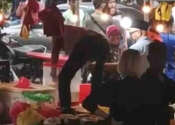 TANGKAP layar menunjukkan kekecohan melibatkan sekumpulan individu di Jalan Raja Bot, Chow Kit baru-baru ini.