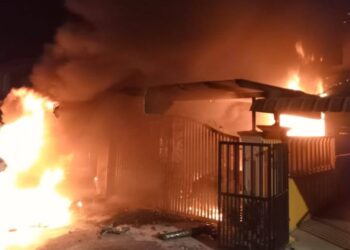 KEBAKARAN yang melibatkan tiga unit rumah di Jalan Tembikai, Taman Kota Masai, Pasir Gudang, hari ini.
