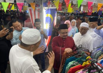 SHAMSUL ISKANDAR Md. Akin (dua dari kanan) melihat pakaian percuma yang ditawarkan di Butik Rakyat Rahmah 4.0 di RUTC Klebang Besar, Pulau Gadong, Melaka.