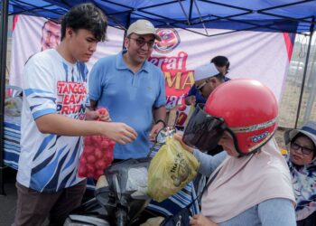 MOHD. RAFIQ Naizamohideen melayan orang ramai yang hadir di Gerai Khidmat Rakyat Parlimen Tangga Batu di Taman Tangga Batu Perdana, Melaka. - UTUSAN/SYAFEEQ AHMAD