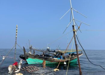 Sebuah bot nelayan Indonesia yang didapati menceroboh dan menangkap ikan di perairan Pulau Segantang, Langkawi, pagi semalam.