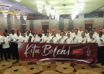 ANTHONY Loke Siew Fook (tengah) bergambar bersama kepemimpinan DAP Negeri Sembilan dan peserta Pemukiman Persediaan PRN DAP Negeri Sembilan yang diadakan di Seremban hari ini.