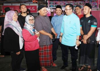 ASYRAF Wajdi Dusuki (dua kanan) beramah mesra dengan pengamal media pada Majlis Make Colek Bersama Kelab Media Kelantan Darul Naim (Kemudi), Kota Bharu, Kelantan malam tadi.-UTUSAN/KAMARUL BISMI KAMARUZAMAN
