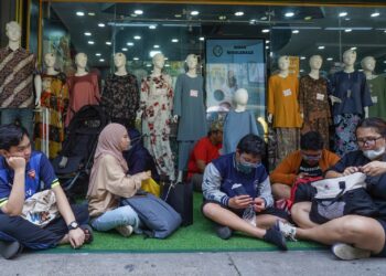 TANPA sedar, menyambut Hari Raya Aidilfitri yang tidak patuh syariah dan tidak patuh fitrah
sebenarnya telah mencemarkan bumi, mencemarkan fitrah insani dan mencemarkan Aidilfitri itu
sendiri. – UTUSAN/AMIR KHALID