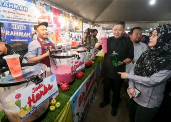 SALAHUDDIN Ayub (dua kanan) selepas turun padang meninjau Bazar Ramadan Rahmah di Pekarangan Stadium Sultan Muhammad IV, Kota Bharu, Kelantan-UTUSAN/KAMARUL BISMI KAMARUZAMAN.