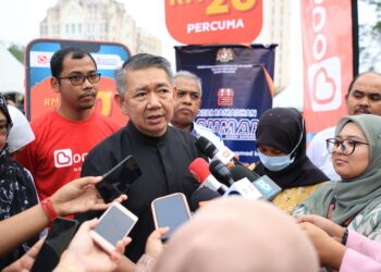 SALAHUDDIN Ayub semasa sidang media selepas mengadakan lawatan di Bazar Rahmah Pekarangan Stadium Sultan Muhammad IV, Kota Bharu, Kelantan-UTUSAN/KAMARUL BISMI KAMARUZAMAN