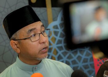 ADLY Zahari bercakap kepada pemberita selepas Majlis Berbuka Puasa Parlimen Alor Gajah di Freeport A' Famosa Outlet, Alor Gajah, Melaka. - UTUSAN/SYAFEEQ AHMAD