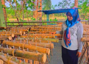 SITI Abibi Rashid menunjukkan pelita buluh yang dijualnya di Kampung Membantu, Ketereh, Kota Bharu, Kelantan. – UTUSAN/YATIMIN ABDULLAH