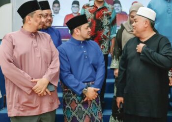 ROZABIL Abd. Rahman (kanan) bertanyakan sesuatu kepada Fathul Bari Mat Jahya (tengah) dan Ruzaini Rais (kiri) dalam majlis berbuka puasa anjuran UMNO Bahagian Kangar, baru-baru ini. – UTUSAN