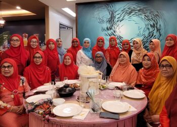 NORWAHIDA Patuan (duduk tiga kiri) Nor Azmiza Mamat (tengah) dan Dr. Hafidzah Mustakim (duduk, tiga kanan) bersama Wanita Kerajaan Perpaduan pada Majlis Iftar dan Ramah Mesra Wanita Kerajaan Perpaduan di Kubang Kerian, Kota Bharu, Kelantan semalam. UTUSAN/MUSTAQIM MOHAMED