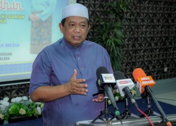 ZAINOL Samah dalam sidang akhbar ketika Majlis Berbuka Puasa bersama pengamal media di Ibu Pejabat Polis Kontinjen (IPK) Melaka, Bukit Beruang, Melaka. - UTUSAN/SYAFEEQ AHMAD