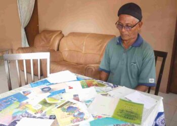 ZAKARIA Hassan rindu zaman sewaktu kad raya dihantar sebagai ucapan setiap kali Hari Raya Aidilfitri di kediamannya di Felda Sungai Tekam Utara di Jerantut, Pahang. – UTUSAN/SALEHUDIN MAT RASAD