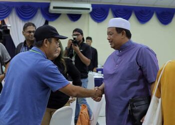 ZAINOL Samah bersalaman dengan pengamal media ketika Majlis Berbuka Puasa di IPK Melaka, Bukit Beruang, Melaka.