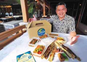 DAVID Emir Bareng menunjukkan set hidangan Ramadan yang disediakan Restoran Selasih di Persada, Johor Bahru.