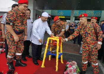 ZAINAL Madasin (kiri) turut mengiringi Mohd. Nassuruddin semasa melancarkan majlis Program Menghapus Bahaya Kebakaran dan Ops Aidilfitri JBPM Kelantan diTunjong di Kota Bharu, Kelantan-UTUSAN/ROSALWANI CHE SOH