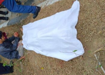 JENAZAH pelajar tahfiz dalam kemalangan selepas tayar kenderaan pelbagai guna (MPV) yang pecah sebelum terbabas ke dalam parit di Taman Bendahara, Pengkalan Chepa, Kelantan hari ini-UTUSAN/IHSAN BOMBA