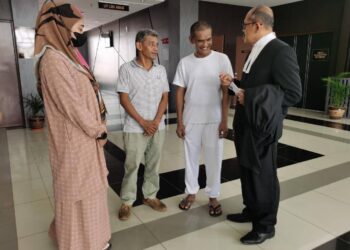 NIK Kamil Nik Soh (dua kanan) bersama penguam dan keluarganya yang turut gembira menyambut kepulangannya selepas dilepas dan dibebaskan atas pertuduhan membunuh seorang warga emas kira-kira empat tahun lalu oleh Mahkamah Tinggi Kota Bharu, Kelantan hari ini.-UTUSAN/ROSALWANI CHE SOH