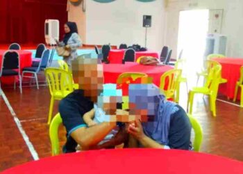SYAH (kiri) sebak selepas tangannya dikucup oleh isteri sebaik sahaja dibebaskan menerusi Pelepasan Banduan Secara Lesen (PBSL) Ihsan Madani 'Kepulangan Yang Dinanti di Pusat Koreksional Machang, Kelantan.-UTUSAN/ROHANA MOHD. NAWI