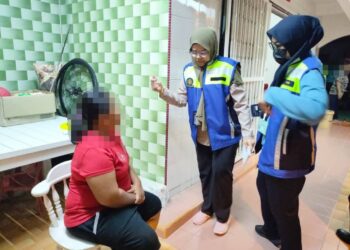 PEGAWAI JTK Negeri Sembilan ketika menyelamatkan seorang pembantu rumah warganegara Indonesia dalam Op Sauvetage yang dijalankan di sebuah rumah di Port Dickson, kelmarin.