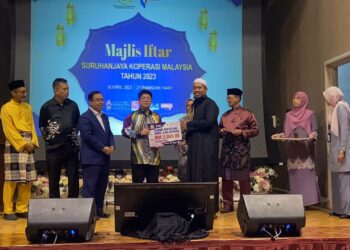 MENTERI Pembangunan Usahawan dan Koperasi, Datuk Ewon Benedick menyampaikan replika cek bernilai RM2,000 kepada Pentadbir Rumah Penyayang Darul Ilmi Gombak Selangor, Wan Razmie Wan Othman.