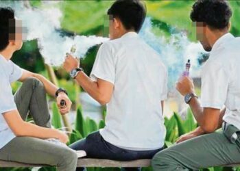 KEMENTERIAN Pendidikan perlu bekerjasama dengan Kementerian Kesihatan untuk membendung gejala ketagihan vape dalam kalangan pelajar sekolah  melalui kempen kesedaran dan penguatkuasaan undang-undang.