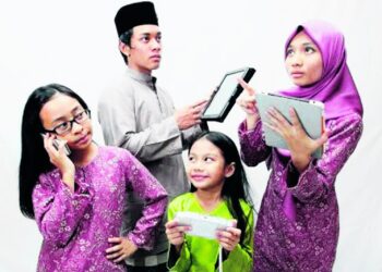PENGGUNAAN gajet secara berlebihan akan menyebabkan kanak-kanak dan awal dewasa tidak suka menziarahi ahli keluarga dan rakan sebaliknya lebih rela terperuk di rumah bermain gajet. – GAMBAR HIASAN