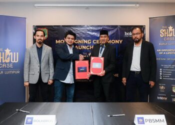 Pengarah Urusan Bola Bros Global, Badiuzaman Jamhari (dua dari kiri) menandatangani perjanjian persefahaman (MOU) dengan
Persatuan Bolasepak Melayu Malaysia (PBSMM) untuk penganjuran The Showcase Kuala Lumpur yang berlangsung di ibu kota kelmarin.