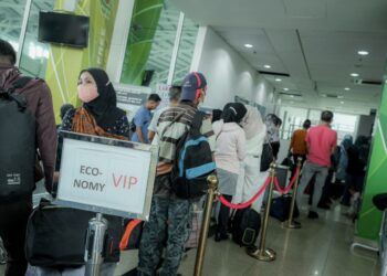 WARGA Indonesia beratur sebelum menaiki feri ke Dumai, Indonesia di Kompleks ICQS, Kota Laksamana, Melaka. - UTUSAN/SYAFEEQ AHMAD