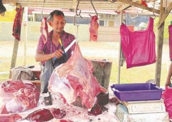 ORANG ramai beratur membeli daging lembu tempatan untuk menyambut Hari Raya Aidilfitri di Pasar Siti Khadijah, Kota Bharu Kelantan semalam. – UTUSAN/ ROSLIZA MOHAMED