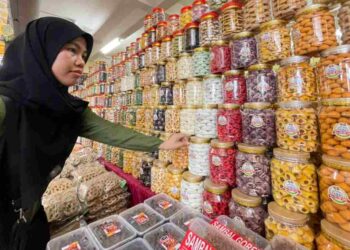 SHIMA Sahid menunjukkan biskut raya balang yang masih banyak di gerainya