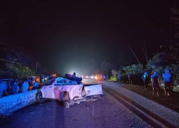 KEADAAN trak pikap selepas bertembung di Kilometer 63, Jalan Gua Musang-Lojing di Gua Musang, Kelantan, kelmarin.UTUSAN/IHSAN POLIS