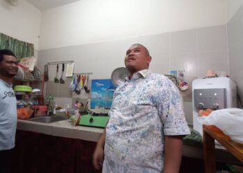RAIS Yasin meninjau kerosakan siling rumah yang bocor ketika melakukan lawatan mengejut di PPR Krubong, Melaka. - UTUSAN/AMRAN MULUP