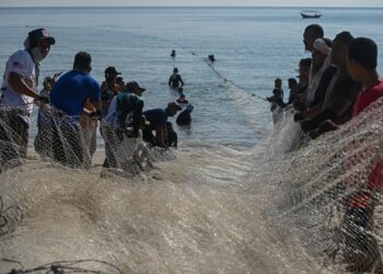 SEBAHAGIAN daripada pengunjung yang memeriahkan Program Tarik Pukat Raya 2023 di Pantai Kekabu, Marang, Terengganu. - UTUSAN/PUQTRA HAIRRY ROSLI