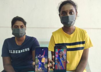 R. Thammamty (kanan) dan adiknya, R. Turgadevi menunjukkan gambar tiga orang sepupu perempuan mereka yang meninggal dunia dalam kejadian lemas di Pantai Cahaya, Port Dickson, ketika ditemui pemberita di Unit Forensik Hospital Port Dickson hari ini. UTUSAN/NOR AINNA HAMZAH.