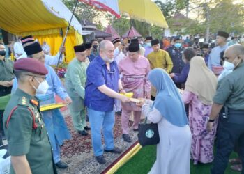 SULTAN Kelantan, Sultan Muhammad V (tiga kiri) berkenan mencemar duli menyampaikan sumbangan wang tunai kepada asnaf semasa program Raya With Me di Padang Kemahkotaan Pantai Ndo, Tumpat, Kelantan hari ini-UTUSAN/ROHANA ISMAIL